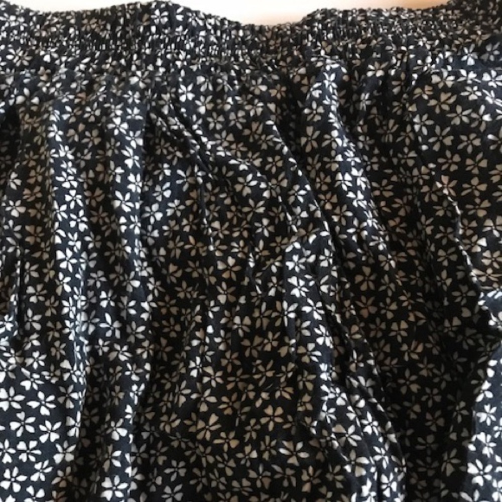 Brandy mini black skirt with white flowers - Picture 3 of 5